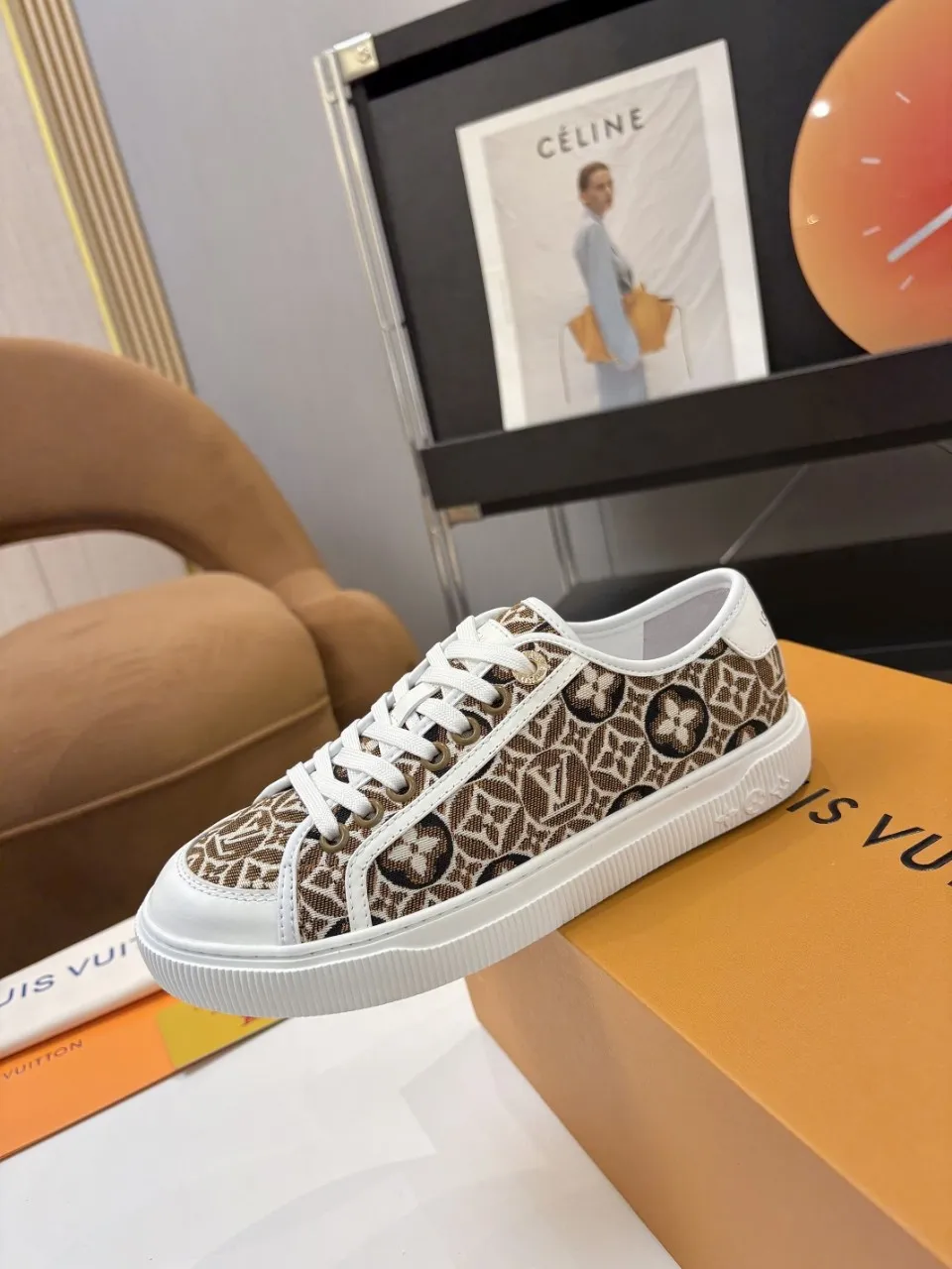p580🐮🐮 LV couple skate shoes｜Classic jacquard, the ultimate code for a sweet outing! 👫** This pair of shoes is Louis Vuitton's love letter to fashionistas💌 - **classic presbyopic skate shoes**, the perfect choice for couples to go out on the street!  🔸 **Luxury details are a must-have**: Jacquard fabric  🔸 **So comfortable that you don’t want to take it off**: The sheepskin lining is skin-friendly and breathable, warm in autumn and winter without stuffing your feet, refreshing in spring and summer without being sticky, and you can wear it with a high-end feel in all seasons!  🔸 **Steady sense of security**: Non-slip rubber outsole, perfect grip, accompanying you through romantic streets.  **💑 Couple outfit inspiration**: ▪️ For boys, pair with leggings + baseball cap for a trendy street look!  ▪️ Girls can wear short skirts or shark pants, and the sweet and cool style is easy to choose~ **#Louis Vuitton #couple shoes #presbyopia classic** **👉 Click to collect and become the most fashionable CP in the circle of friends with him! ** Fabric: Imported cowhide/classic jacquard fabric Lining: Sheepskin lining Sole: Original rubber sole Size: Women’s size 35-42 (40/41/42 customized) Men’s size 39-45 (39.45 customized)